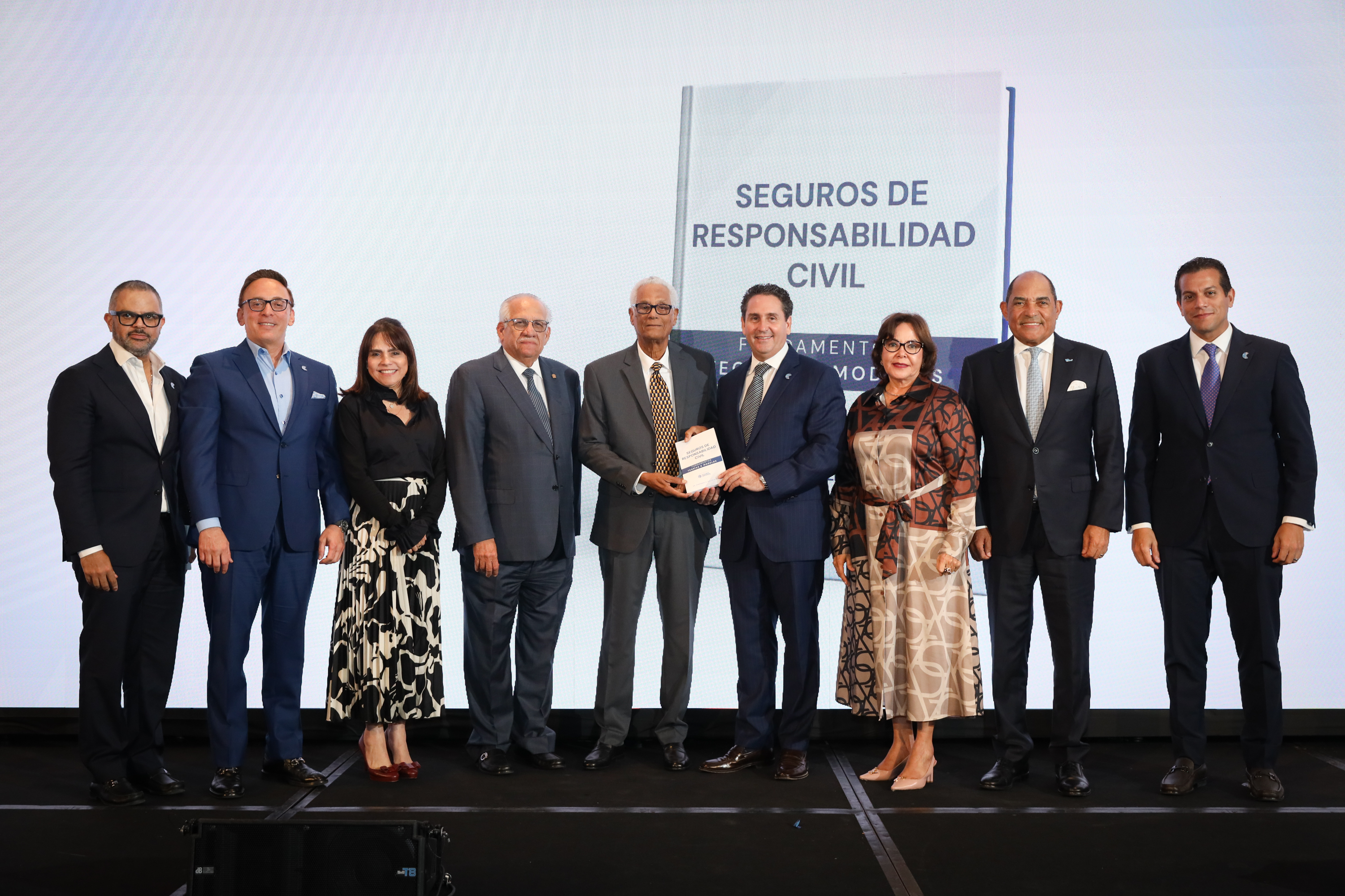 FERNANDO A. BALLISTA Y EL ING. ERNESTO M. IZQUIERDO ENTREGAN LIBRO A LA DIRECTIVA DE CADOAR